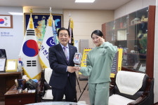 진천군에 국악트롯 요정 김다현, 후원금 200만원 기탁