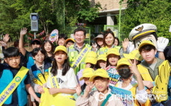 이상일 용인시장, 용인백현초 앞에서 학생 등굣길 안전 캠페인