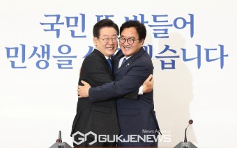 얼싸안은 이재명 대표-우원식 후보