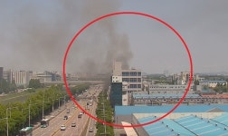 [현장포토] 부천 삼정동 공업사 화재...검은 연기로 차량 우회