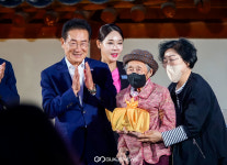 [포토] 제22회 영천한약축제, 최기문 영천시장…103세 어르신 무병장수 하세요