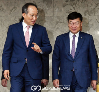 정점식 정책위의장과 대화하는 추경호 원내대표
