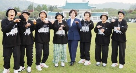 강정애 보훈부 장관, 할머니들과 랩 부르며 보훈 강조