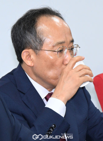 물 마시는 추경호 원내대표