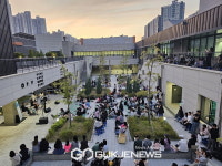 시흥배곧도서관, 첫 야외 음악회 음악이 열리는 정원 성료