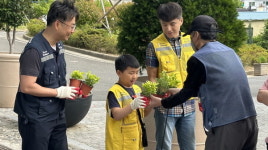 포항시 학산종합사회복지관, 포스코DX 봉사단과 반려식물 나눔행사