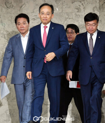 원내대책회의에 참석 하는 추경호 원내대표