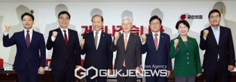 임명장을 수여한 뒤 기념촬영하는 황우여 비상대책위원장