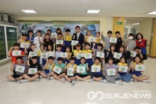 윤건영 충북교육감, 청주 사천초 청소년적십자 학생 격려