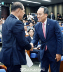 인사나누는 황우여 추경호