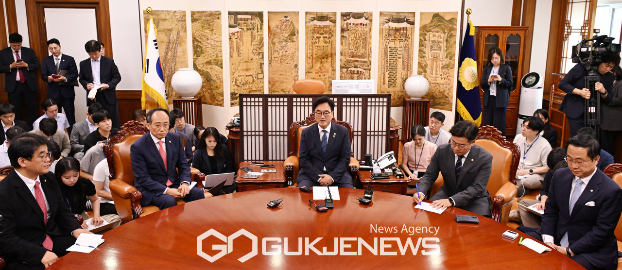 여야 원내대표 회동, 국회 연금개혁특별위원회 발족 원칙 합의 후 국정협의체 개최 절차 진행 중