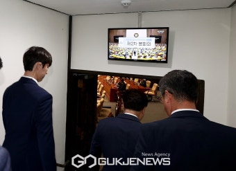 본회의장 들어서는 우원식 국회의장