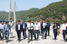 [포토] 김영환 충북지사, 제천시 명지1통 방초골 경로당, 구청풍대교 방문