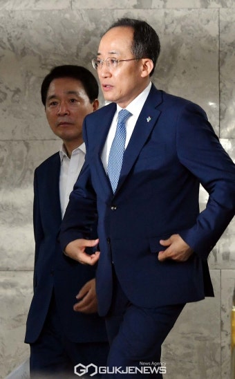 원내대책회의 참석하는 추경호 원내대표