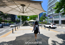 [국제포토] 그늘막 & 기온 31도