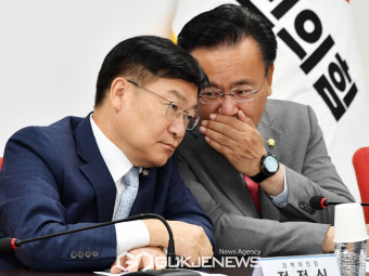 정점식 국민의힘 정책위의장과 유상범 비대위원 대화