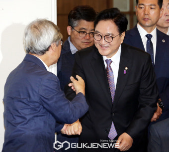 참석자들과 인사하는 우원식 국회의장