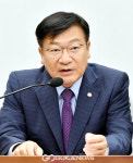 원내대책회의에서 발언하는 정점식 정책위의장