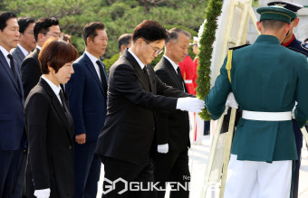 현충원 참배 헌화하는 우원식 국회의장