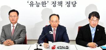기자간담회에서 발언하는 추경호 원내대표