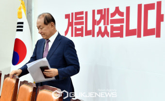 비상대책위원회의에 참석하는 황우여 비상대책위원장