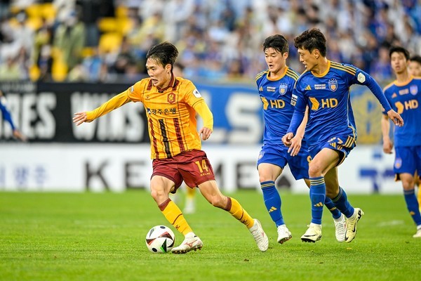 K리그1 울산, 라카바-이청용 득점 행진으로 광주FC에 3-0 대승