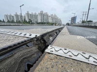 [포토]많은 비가 쏟아져 침하된 대전 유등교