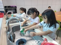 영동 추풍령초등학교, 우유팩 헹구고 말려 재활용해요