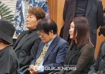 [GJ포토]유지나, 故현철 영결식 오열 속에 애도