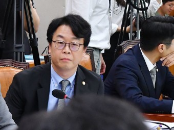 정청래 쏘아보는 곽규택 의원