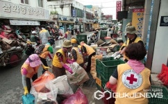 당진시 자원봉사자들, 당진전통시장서 수해복구 구슬땀