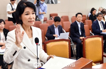 선서하는 이진숙 후보자