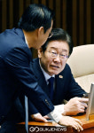 박성준 의원과 대화 나누는 이재명