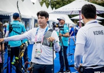 [속보]남자 양궁 단체전 이우석·김제덕·김우진 결승 진출...은메달 확보