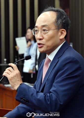 의원총회에서 발언하는 추경호 원내대표