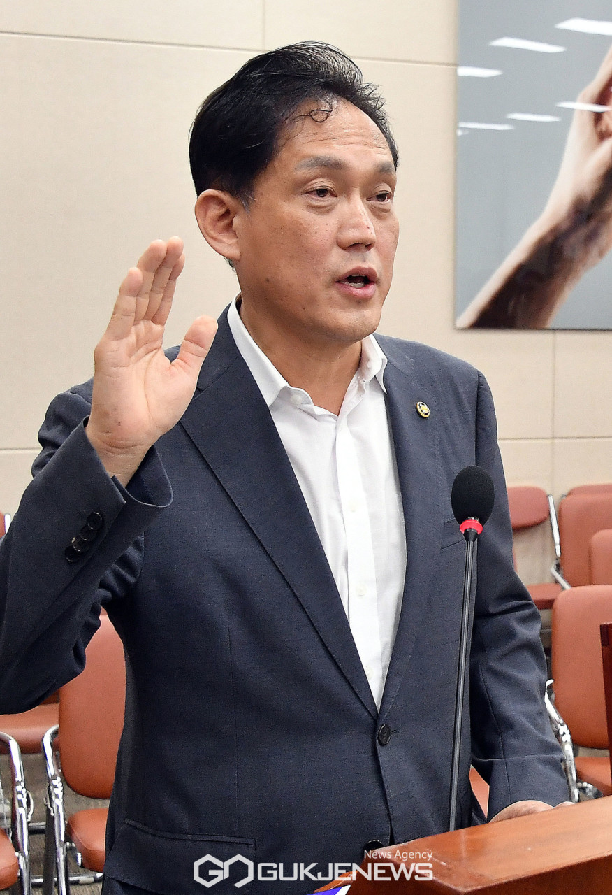 김태규, 야당과의 갈등에 대해 권력분립 원칙 거부하며 입장 밝혀