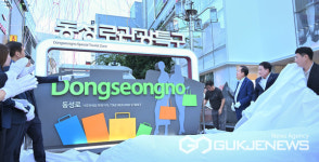 [포토] 동성로 관광특구 지정 제막식 거행하는 홍준표 대구광역시장