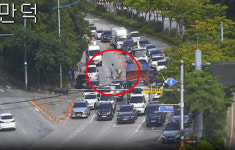 [포토] 부산 만덕2터널 맨홀뚜껑서 연기 교통통제중