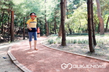 이상일 용인시장, 동백3동 맨발길·쉼터 조성 현장 점검...주민들과 대화