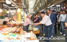 신상진 성남시장, 추석 맞이 전통시장 방문…상인들 격려
