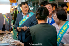 주낙영 경주시장, 추석맞아 전통시장 장보며 상인들 격려·응원