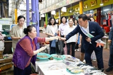 전통시장 살리기 함께 동참해요…박종우 거제시장 전통시장 장보기