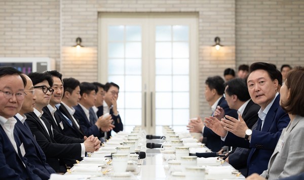 이재명 대통령, 여당 지도부와의 만찬서 국민 삶 개선이 진정한 성공 강조
