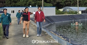 [포토] 이완섭 서산시장,  집단 폐사한 한새우 대산 양식장 방문