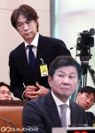 답변하러 나가는  홍명보 감독