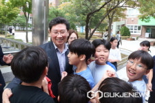 이상일 용인시장, 고림초 정문 확장 현장 살피고 운동회 하는 학생들 응원