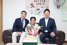 가평군, 100세 어르신께 장수지팡이 청려장 전달
