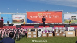 [포토] 논산시어르신 손에 손잡고 오늘은 우리들 세상