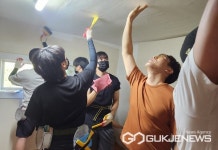 충주 서로돕기시민협회와 한국교통대, 달천동 취약가구 집수리 봉사