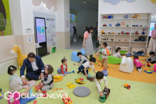 부산 동구 시민마당 들락날락 vs 장난감도 함께 들락날락